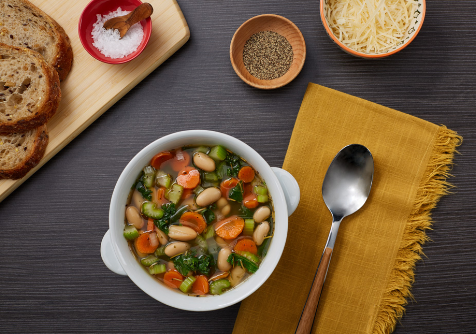 Comida Sopa de col rizada y frijoles blancos