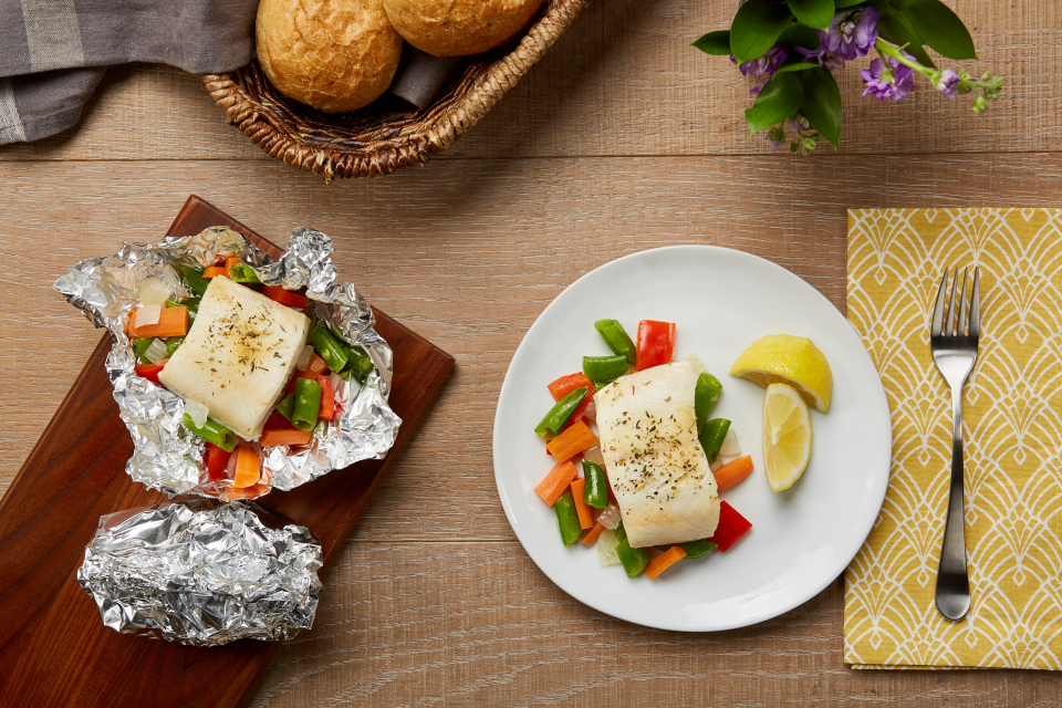 Pescado con verduras en papel de aluminio