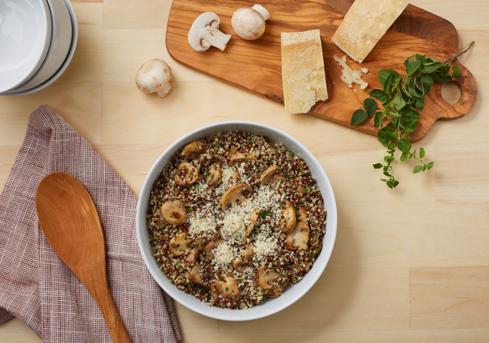 Comida Pilaf de quinoa y hongos