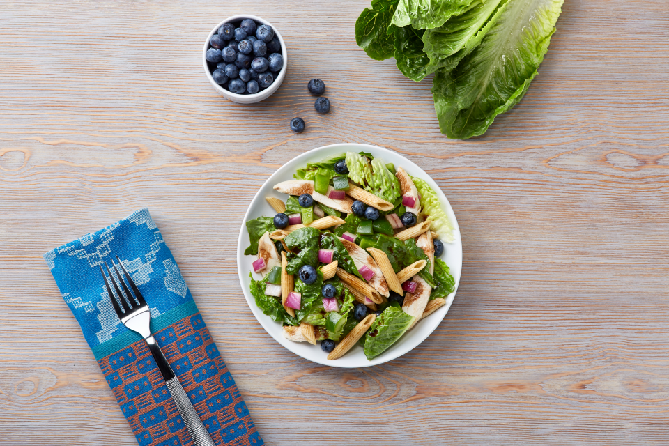 Ensalada de pasta con pollo y arándanos