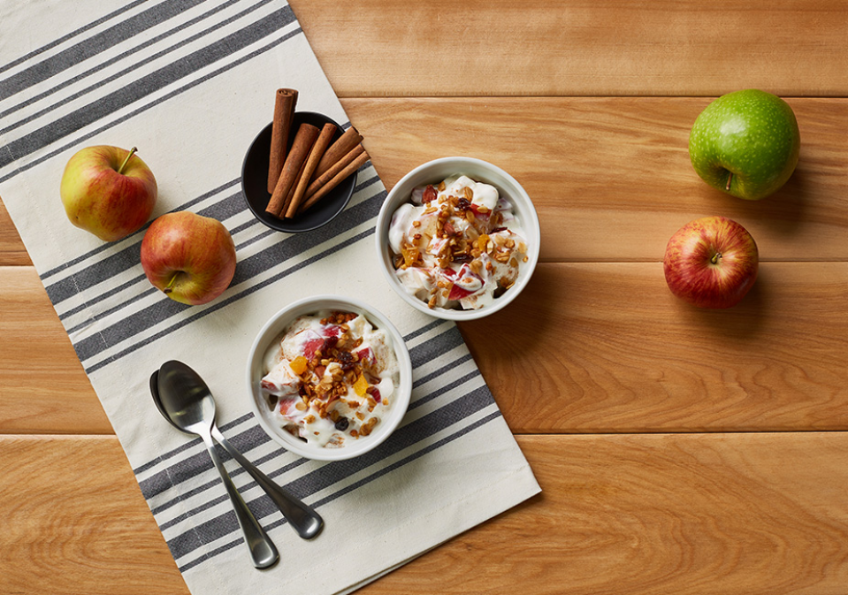 Comida Tazón de yogur y manzana crocante