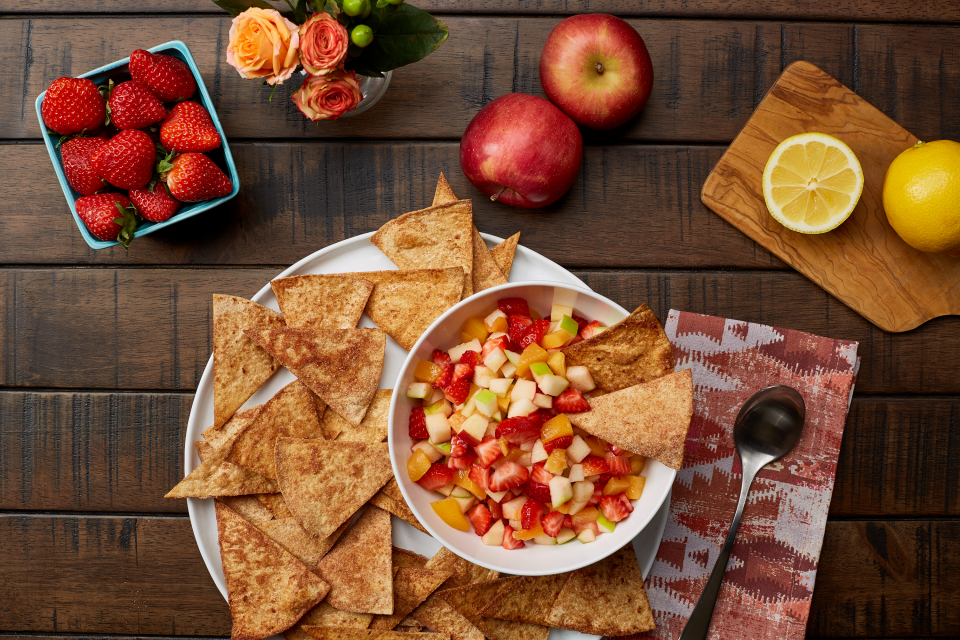 Salsa de fruta y chips con azúcar y canela