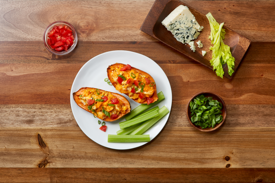 Batatas rellenas con pollo con salsa búfalo